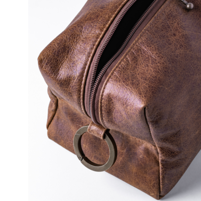 L'Integrale toiletry bag in recycled leather - Black
