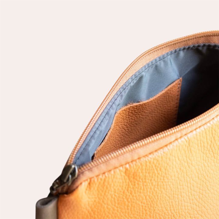 Trousse de toilette L'Essentielle en cuir recyclé - orange