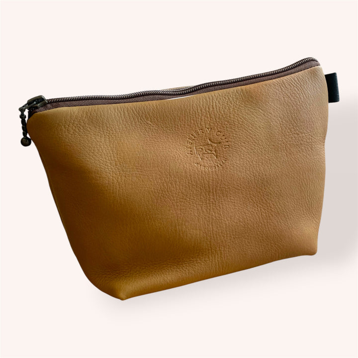 Trousse de toilette L'Essentielle en cuir recyclé - tan
