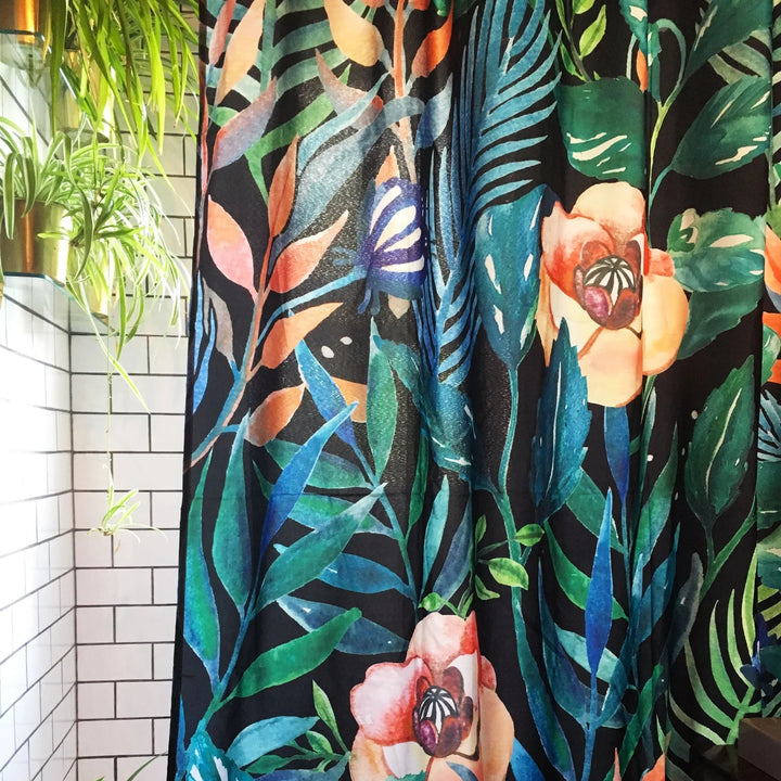 Shower curtain - Don't play around with a black curtain