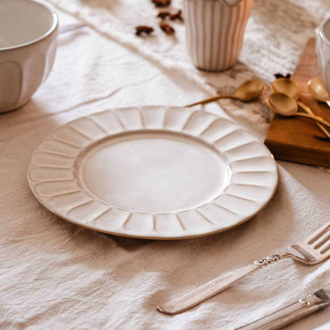 Assiette en céramique cannelée