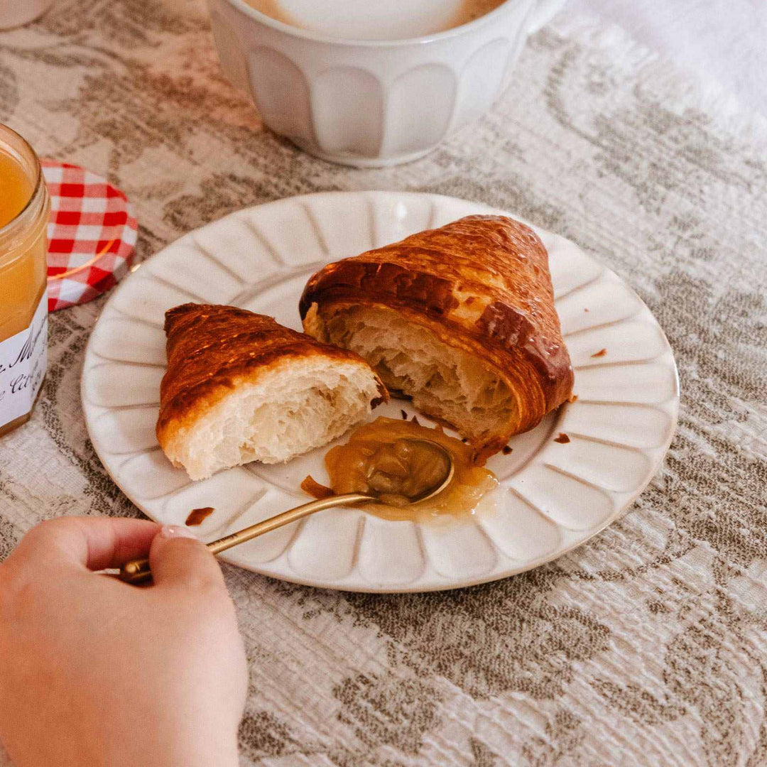 Assiette en céramique cannelée