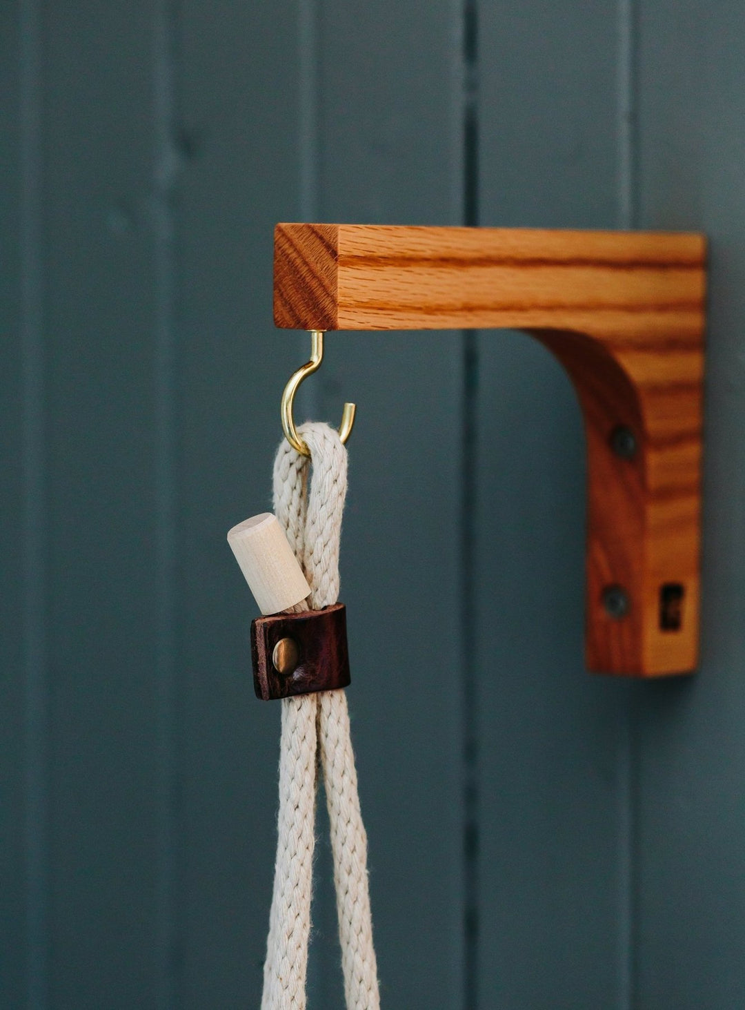 Wall bracket - Red oak